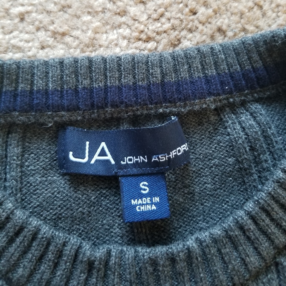 Men's Sweater - Picture 6 of 6